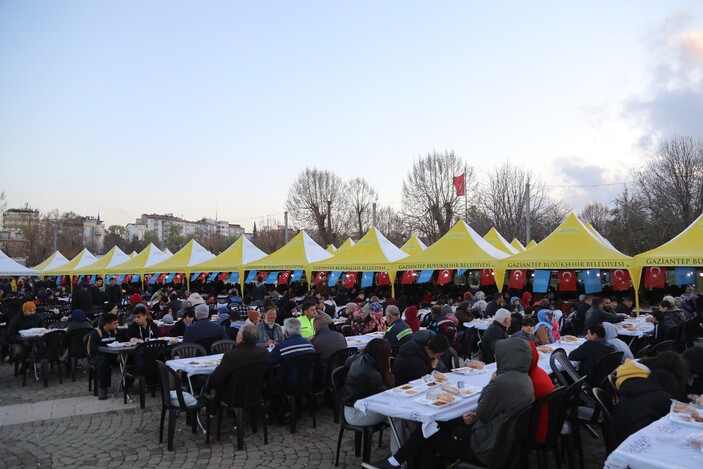 Gaziantep Büyükşehir’in kurduğu iftar çadırlarında 15 bin kişi ağırlanıyor