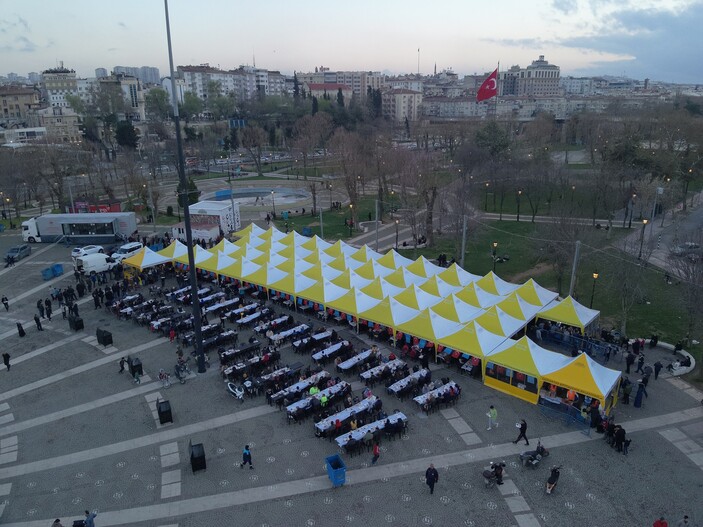 Gaziantep Büyükşehir’in kurduğu iftar çadırlarında 15 bin kişi ağırlanıyor