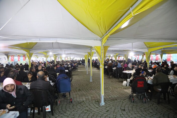 Gaziantep Büyükşehir’in kurduğu iftar çadırlarında 15 bin kişi ağırlanıyor