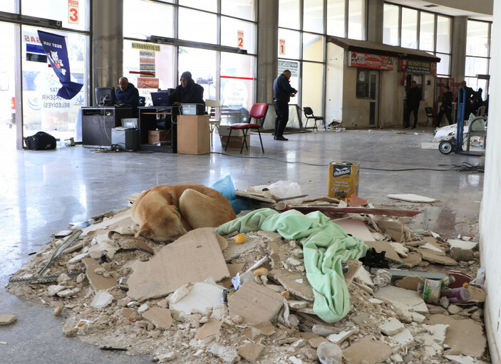 Depremde bazı bölümleri yıkılan Antakya Otogarı’nda zorlu mesai #1