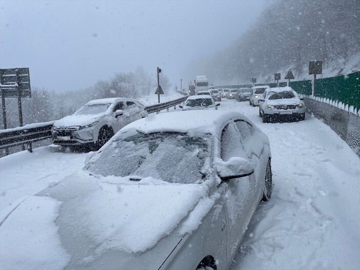 Bolu Dağı'nda kar yağışı hızlandı! Kontrolden çıkan tır İstanbul istikametini trafiğe kapattı