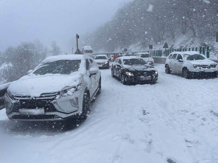 Bolu Dağı'nda kar yağışı hızlandı! Kontrolden çıkan tır İstanbul istikametini trafiğe kapattı