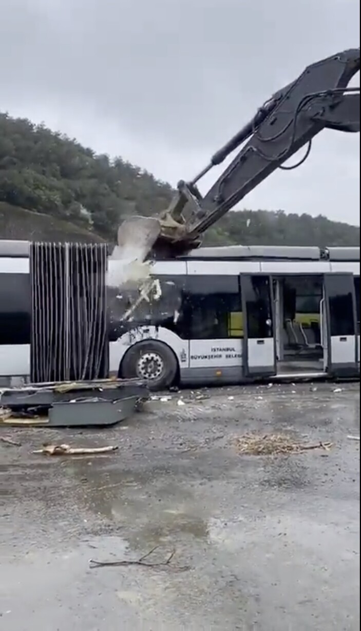 İBB, metrobüsü kepçe ile parçalattı