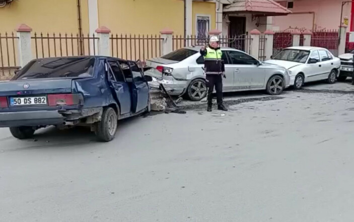 Alkollü sürücünün kullandığı otomobil, park halindeki araçlara çarptı #1