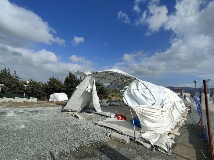 Hatay’da etkili fırtına depremzedelere zor anlar yaşattı