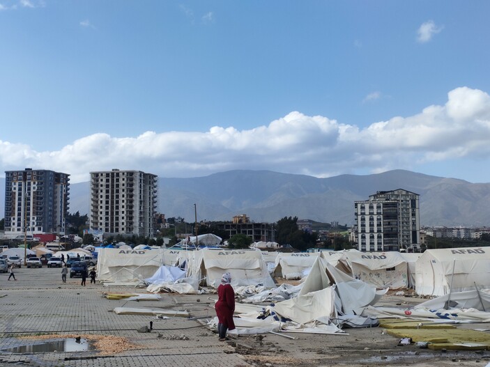 Hatay’da etkili fırtına depremzedelere zor anlar yaşattı