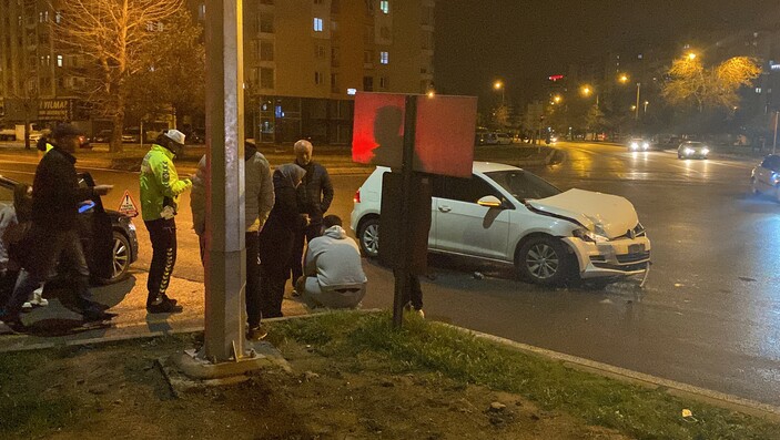 Kayseri'de yeni aldığı otomobiliyle kaza yapan sürücü gözyaşlarına boğuldu