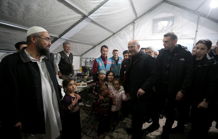 Süleyman Soylu: Hatay’da günde 8 bin kamyondan fazla enkaz taşınıyor