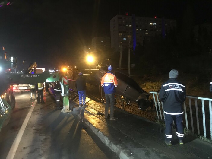 İstanbul Bakırköy'de kontrolden çıkan otomobil metro yoluna uçtu