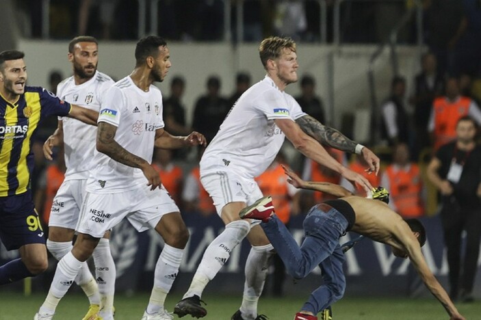 Beşiktaşlı futbolculara saldıran sanığa 1 yıl 8 ay hapis cezası verildi