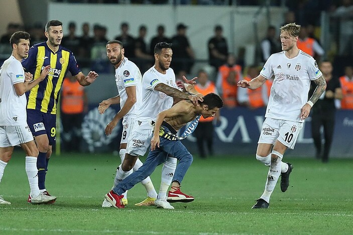 Beşiktaşlı futbolculara saldıran sanığa 1 yıl 8 ay hapis cezası verildi