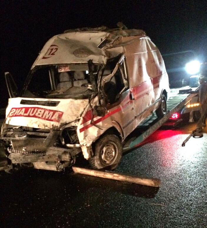 Kütahya'da ambulans buzlanan yolda devrildi: 3 kişi yaralandı