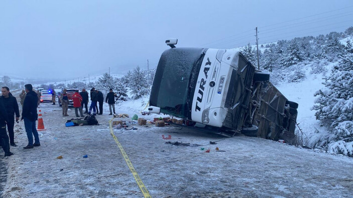 Erzincan'da otobüs devrildi: 2 ölü, 21 yaralı #1