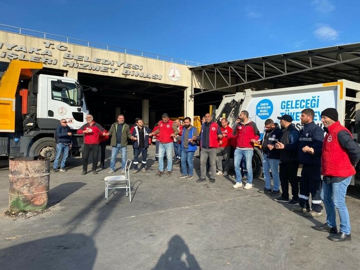 CHP'li Karşıyaka Belediyesi işçileri, maaşlarını alamayınca iş bıraktı! Sokaklar çöple doldu