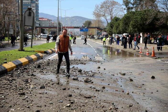 Trabzon'da patlayan su borusu ortalığı savaş alanına çevirdi