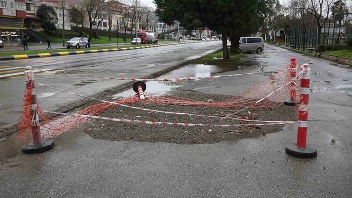 Trabzon'da patlayan su borusu ortalığı savaş alanına çevirdi