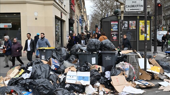 Fransa'daki çöp dağları sosyal medyada dalga konusu oldu