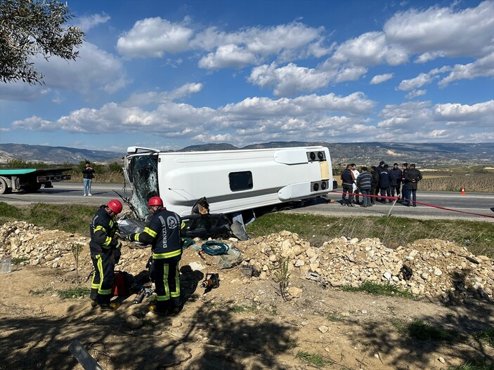 Denizli'de feci kaza: Tur midibüsü ile otomobil çarpıştı, 1 ölü 24 kişi yaralı