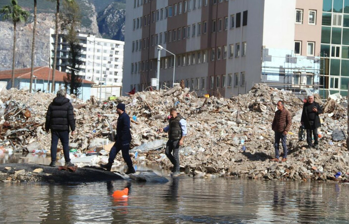 İskenderun'da deniz taştı: Esnaf deniz suyunu tahliye ediyor