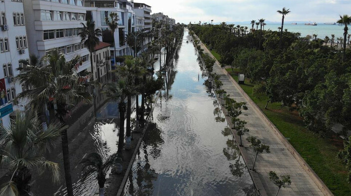 İskenderun'da deniz taştı: Esnaf deniz suyunu tahliye ediyor