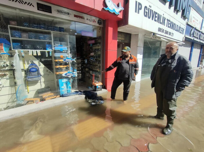 İskenderun'da deniz taştı: Esnaf deniz suyunu tahliye ediyor