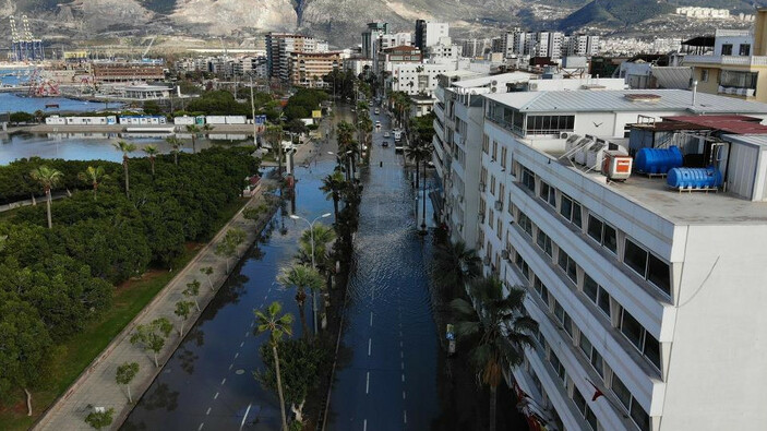 İskenderun'da deniz taştı: Esnaf deniz suyunu tahliye ediyor