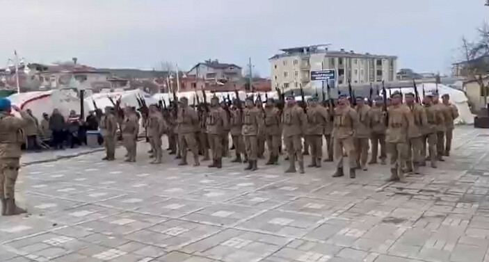 Komandolar, deprem bölgesindeki görevlerini marş okuyarak tamamladı #5