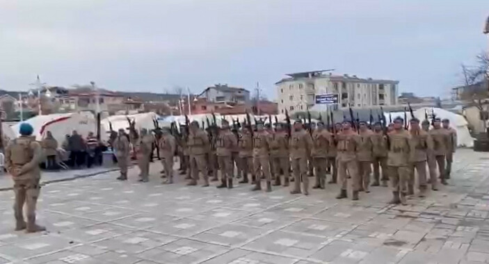 Komandolar, deprem bölgesindeki görevlerini marş okuyarak tamamladı #3