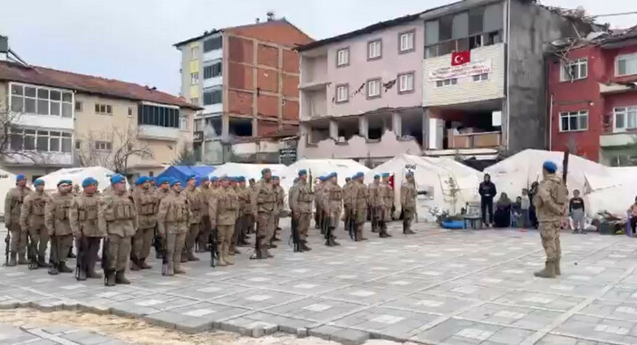 Komandolar, deprem bölgesindeki görevlerini marş okuyarak tamamladı #2