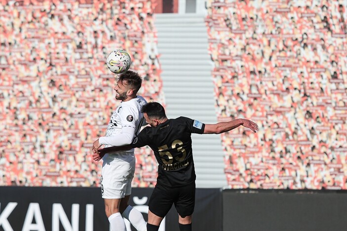 Yanlışlıkla erken bitirilen maçta Altay, Erzurumspor'u yendi