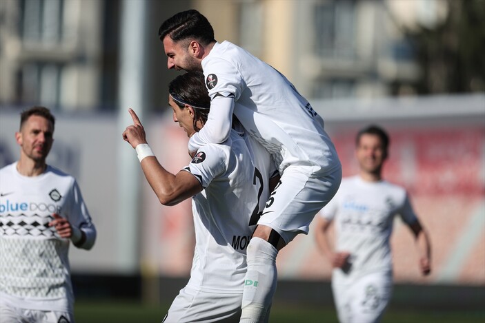 Yanlışlıkla erken bitirilen maçta Altay, Erzurumspor'u yendi