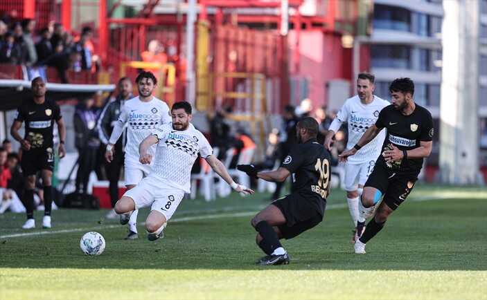 Yanlışlıkla erken bitirilen maçta Altay, Erzurumspor'u yendi