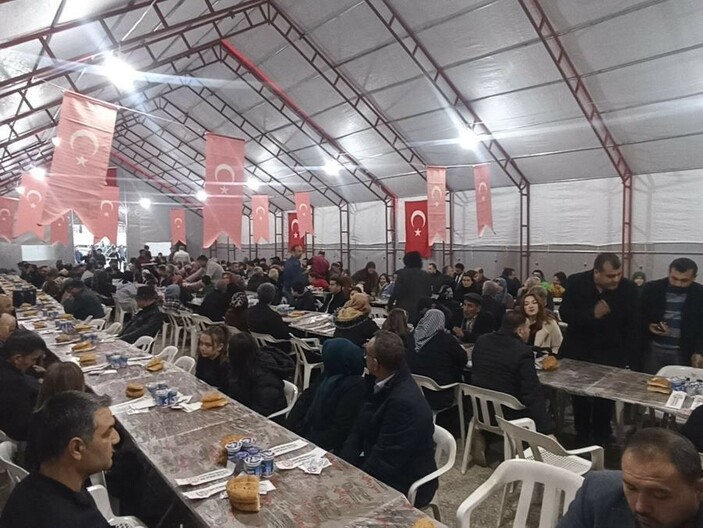 Adana'da buluşan şehit aileleri ve gaziler iftar sofrasında oruç açtı