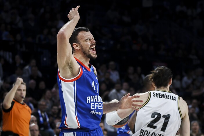 Bologna'yı farklı geçen Anadolu Efes play-off şansını canlı tuttu