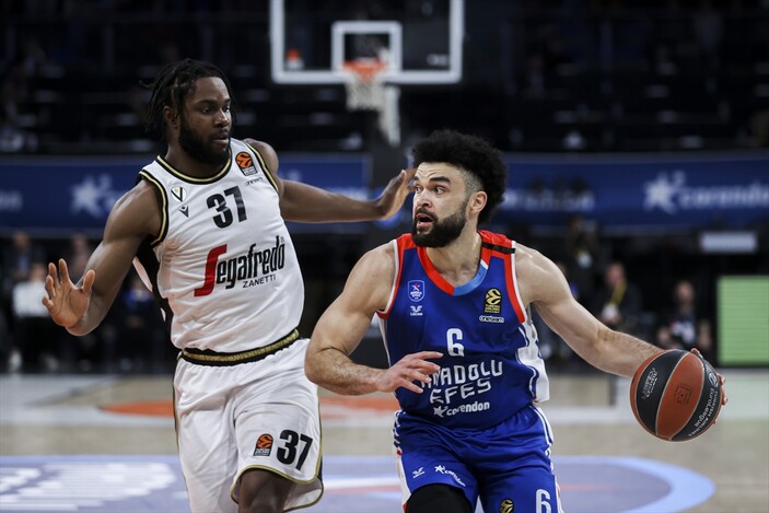 Bologna'yı farklı geçen Anadolu Efes play-off şansını canlı tuttu