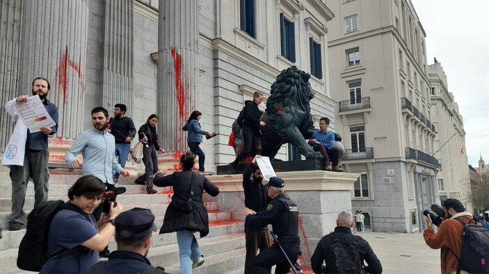 İspanya'da aktivistler parlamento binasına boyayla saldırdı: 9 gözaltı