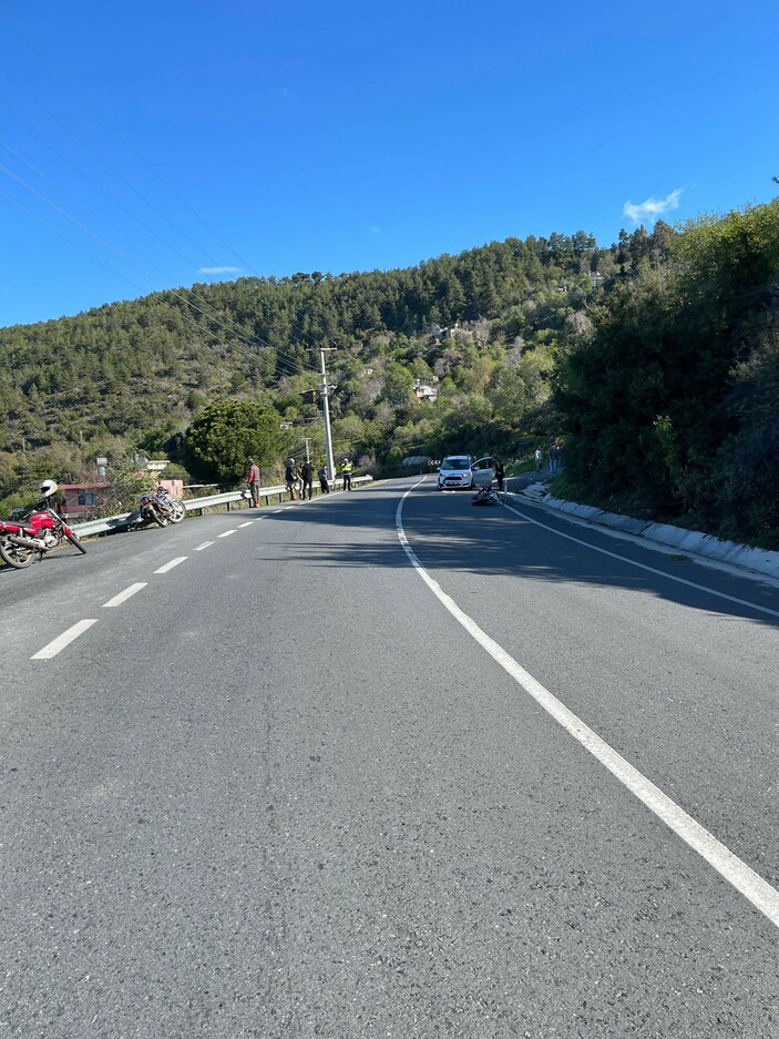 Antalya'da trafik kazası:3 yaralı