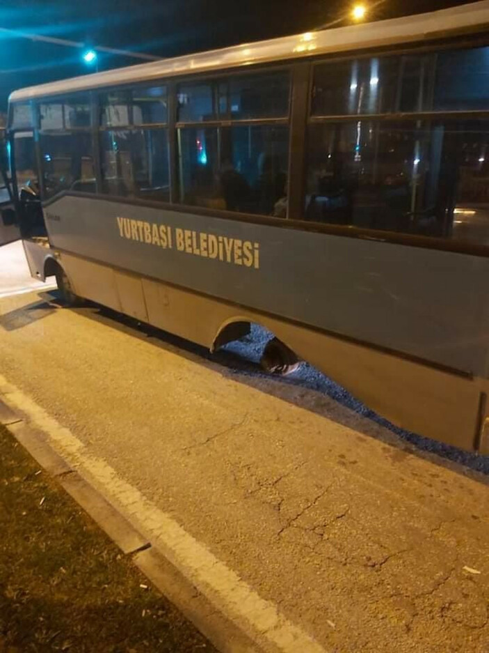 Elazığ'da belediye otobüsünün tekerleği seyir halindeyken yerinden çıktı