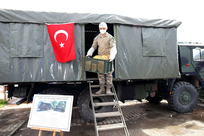 Kahramanmaraş'ta Mehmetçik'ten depremzedeler için ekmek ve pide üretimi