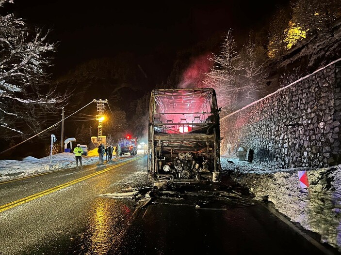 Rize'den Malatya polisleri taşıyan otobüs alev alev yandı