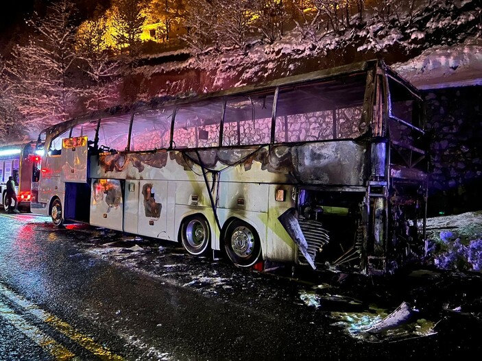 Trabzon'da polisleri taşıyan otobüs yandı