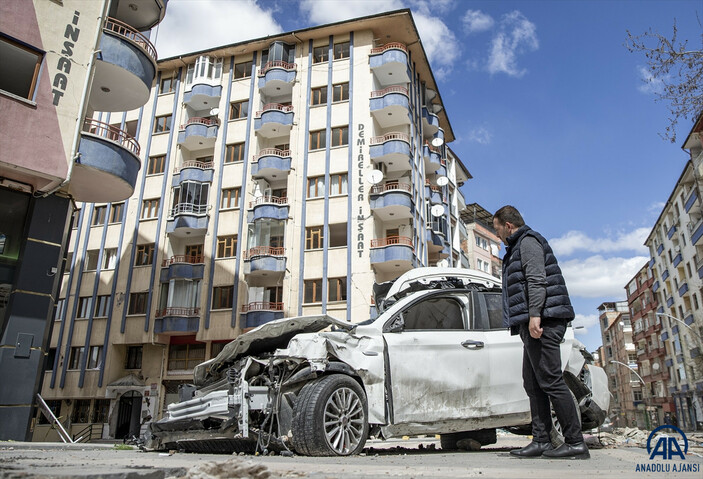 Malatya'da enkaz kaldırma çalışmaları devam etti #1