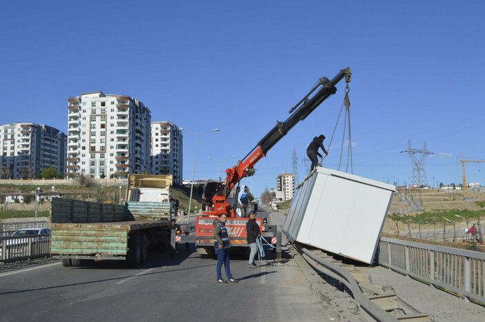 TIR'dan düşen konteynerler yolu kapattı #2