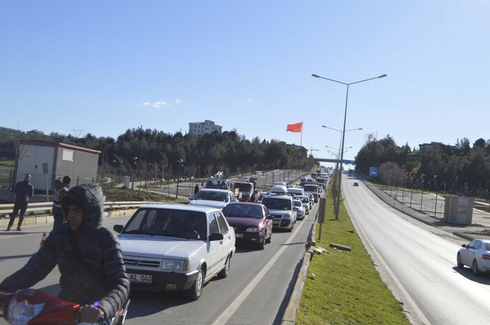 TIR'dan düşen konteynerler yolu kapattı #3