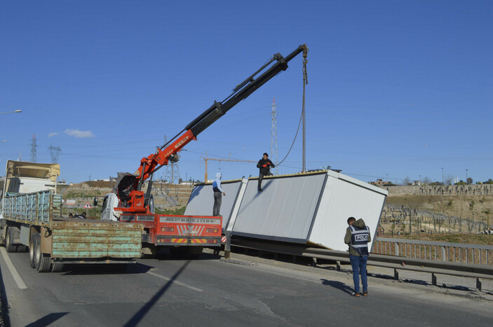 TIR'dan düşen konteynerler yolu kapattı #5