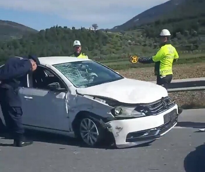 İzmir'de feci kaza: Araçtan inerken başka bir otomobil çarptı