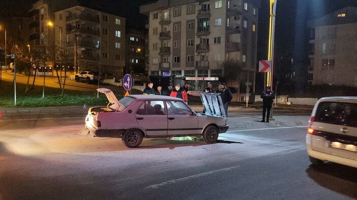 Kocaeli'de seyir halindeki aracın motor kısmı yandı