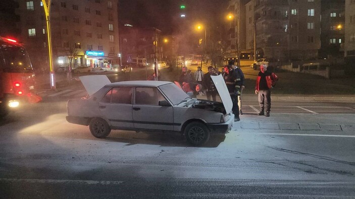 Kocaeli'de seyir halindeki aracın motor kısmı yandı