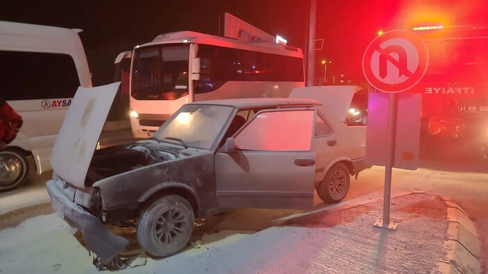 Kocaeli'de seyir halindeki aracın motor kısmı yandı