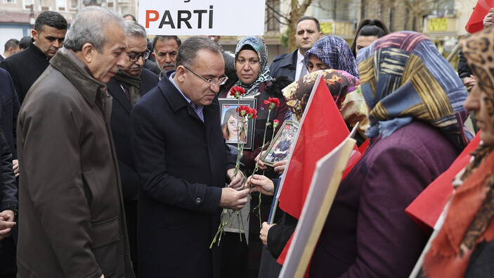 Adalet Bakanı Bekir Bozdağ, Diyarbakır annelerini ziyaret etti